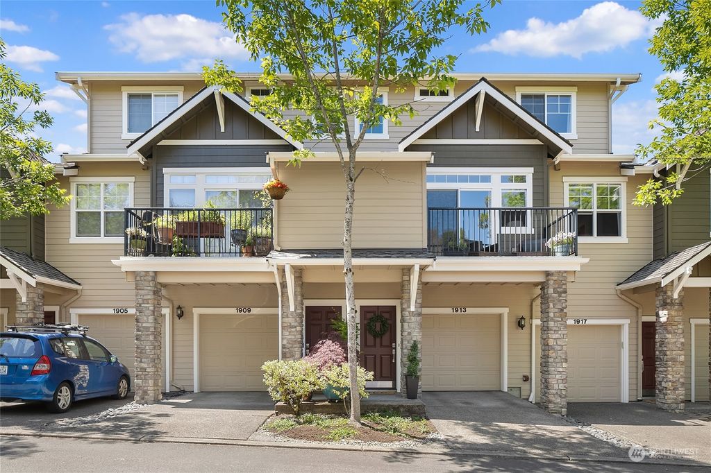 Photo of 1913 16th Lane NE, Issaquah, WA 98029 (MLS # 2125381)