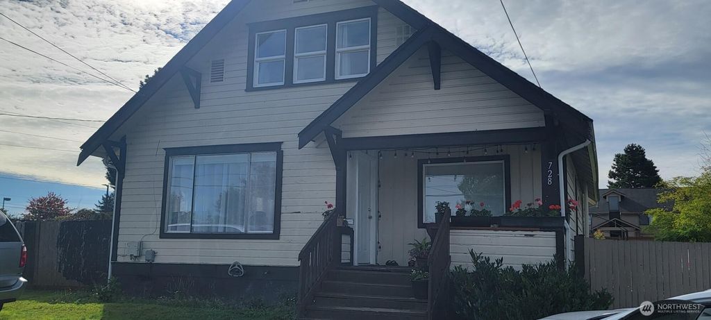 Photo of 728 75 Street SE, Everett, WA 98203 (MLS # 2346663)