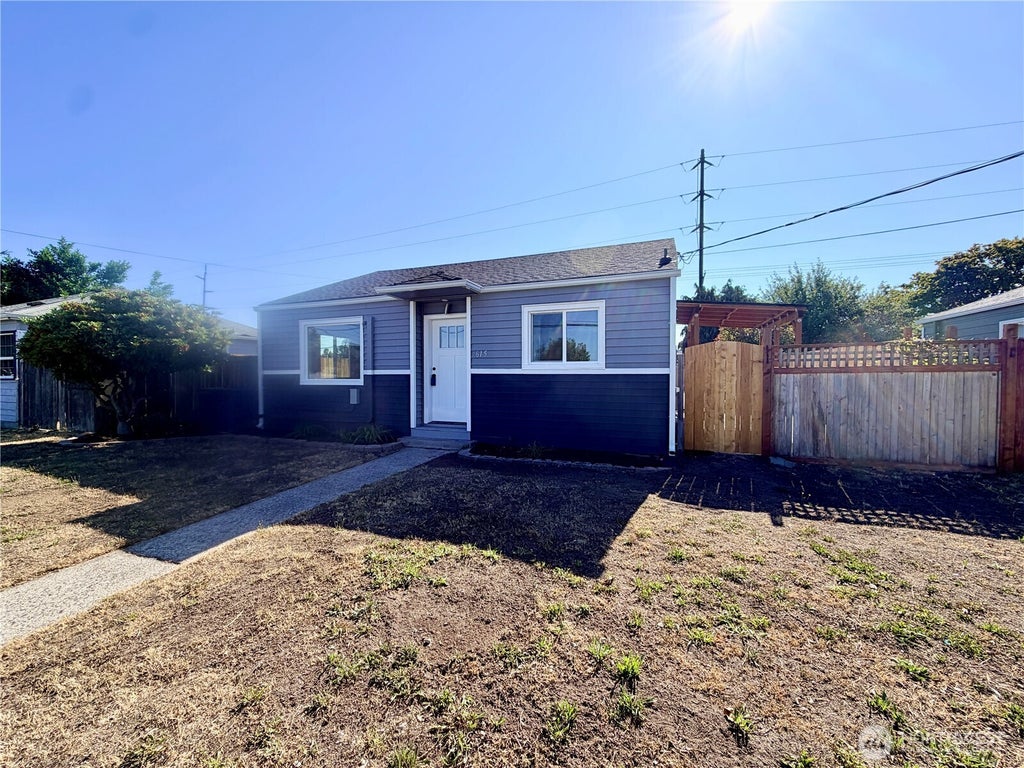 Photo of 615 S Hawthorne Street, Tacoma, WA 98465 (MLS # 2555081)