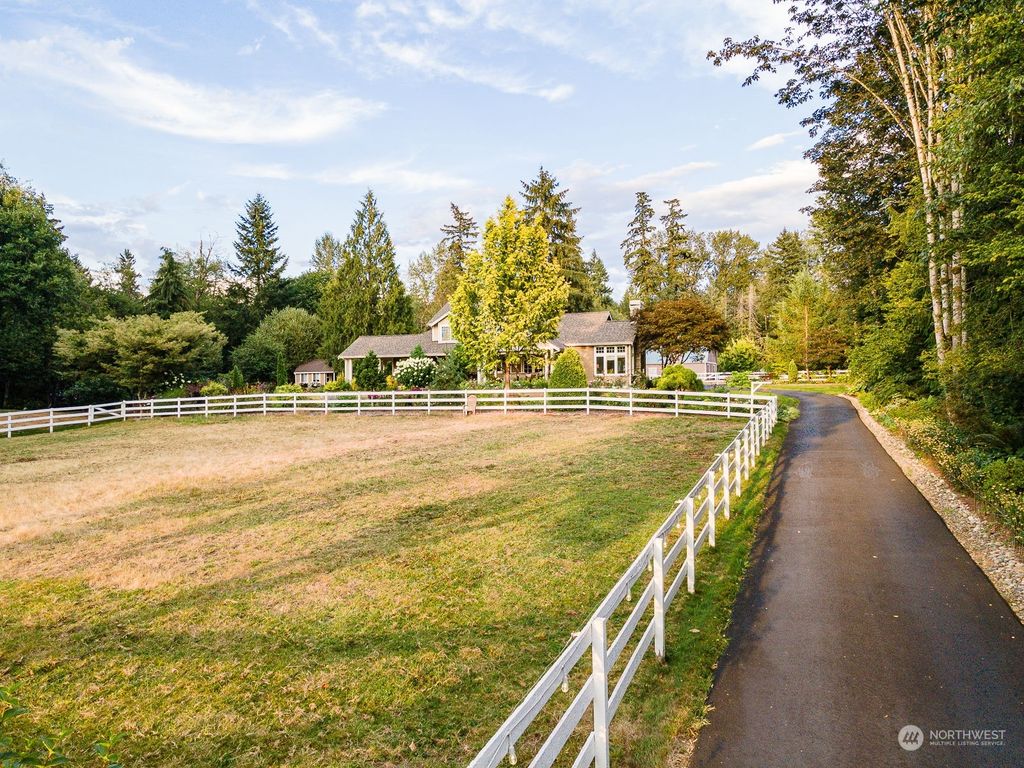 Photo of 11840 194th Avenue NE, Redmond, WA 98053 (MLS # 2203141)