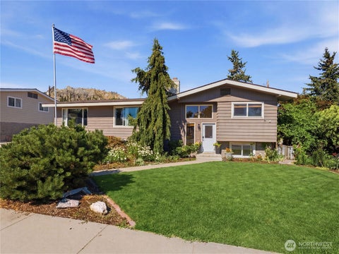 Photo of 1116 Wedgewood Avenue, Wenatchee, WA 98801 (MLS # 2551484)