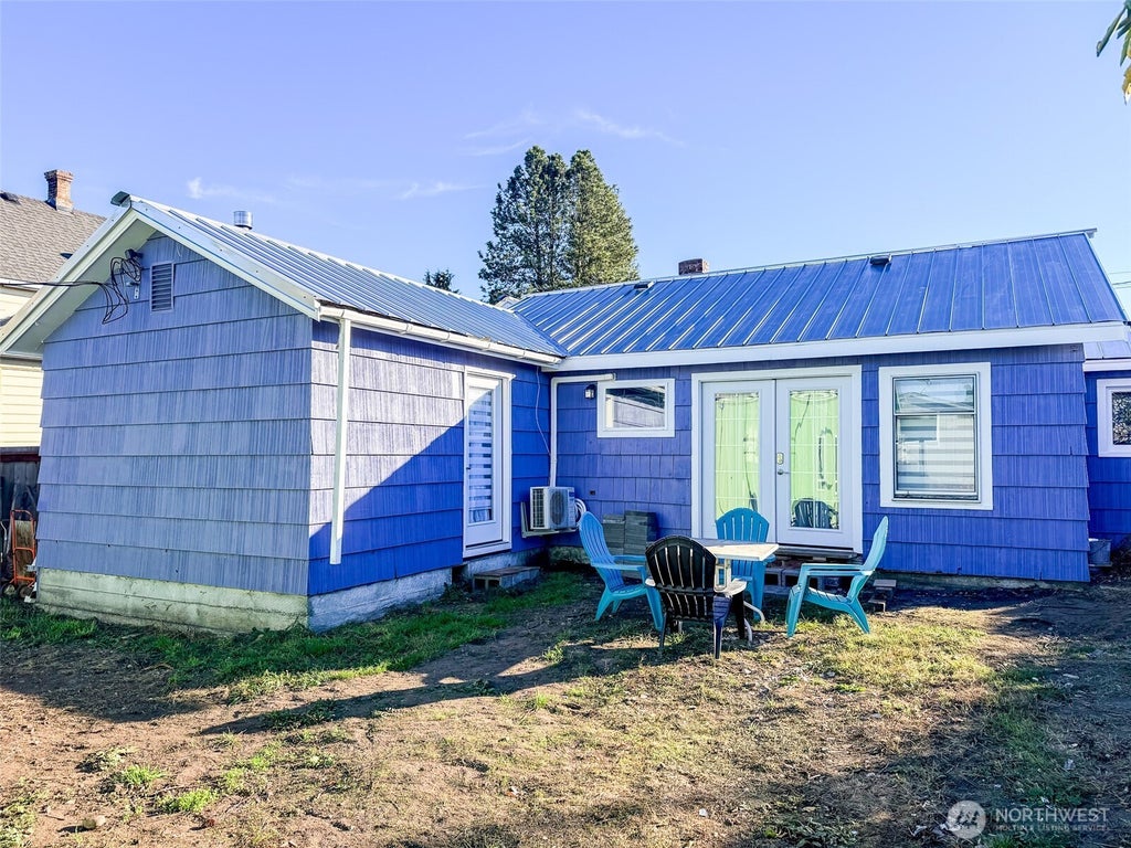 Photo of 618 Cherry ST, Port Townsend, WA 98368 (MLS # 2592494)