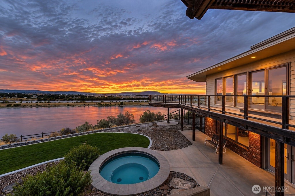 Photo of 341 Sunnybank Road, Pasco, WA 99301 (MLS # 2593534)