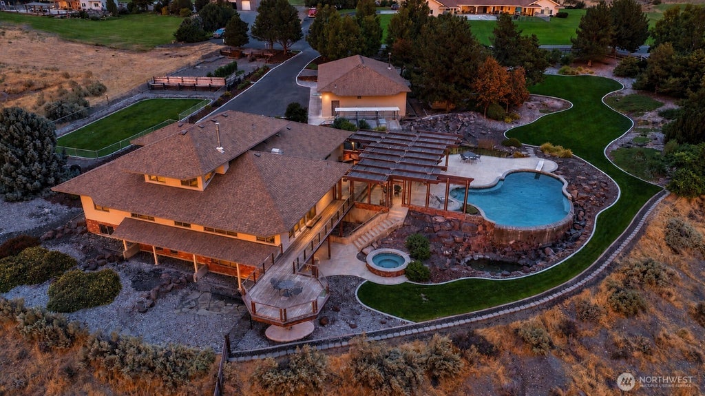 Photo of 341 Sunnybank Road, Pasco, WA 99301 (MLS # 2593534)
