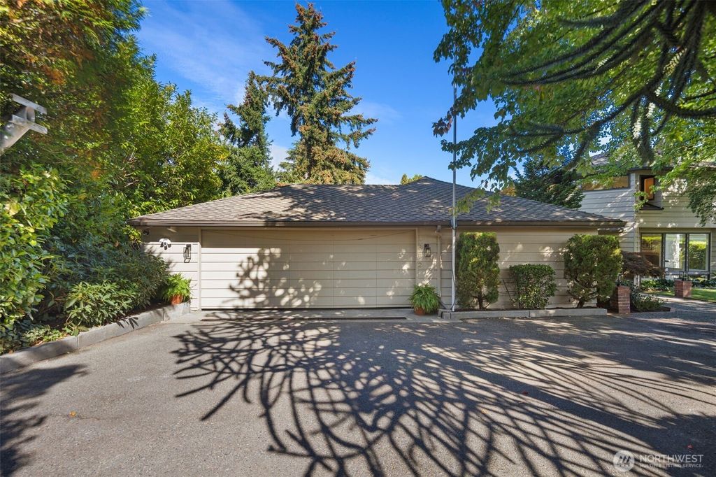 Photo of 4662 95th Avenue NE, Yarrow Point, WA 98004 (MLS # 2393913)