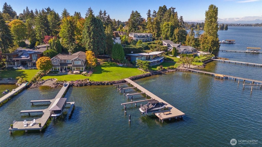 Photo of 4662 95th Avenue NE, Yarrow Point, WA 98004 (MLS # 2393913)