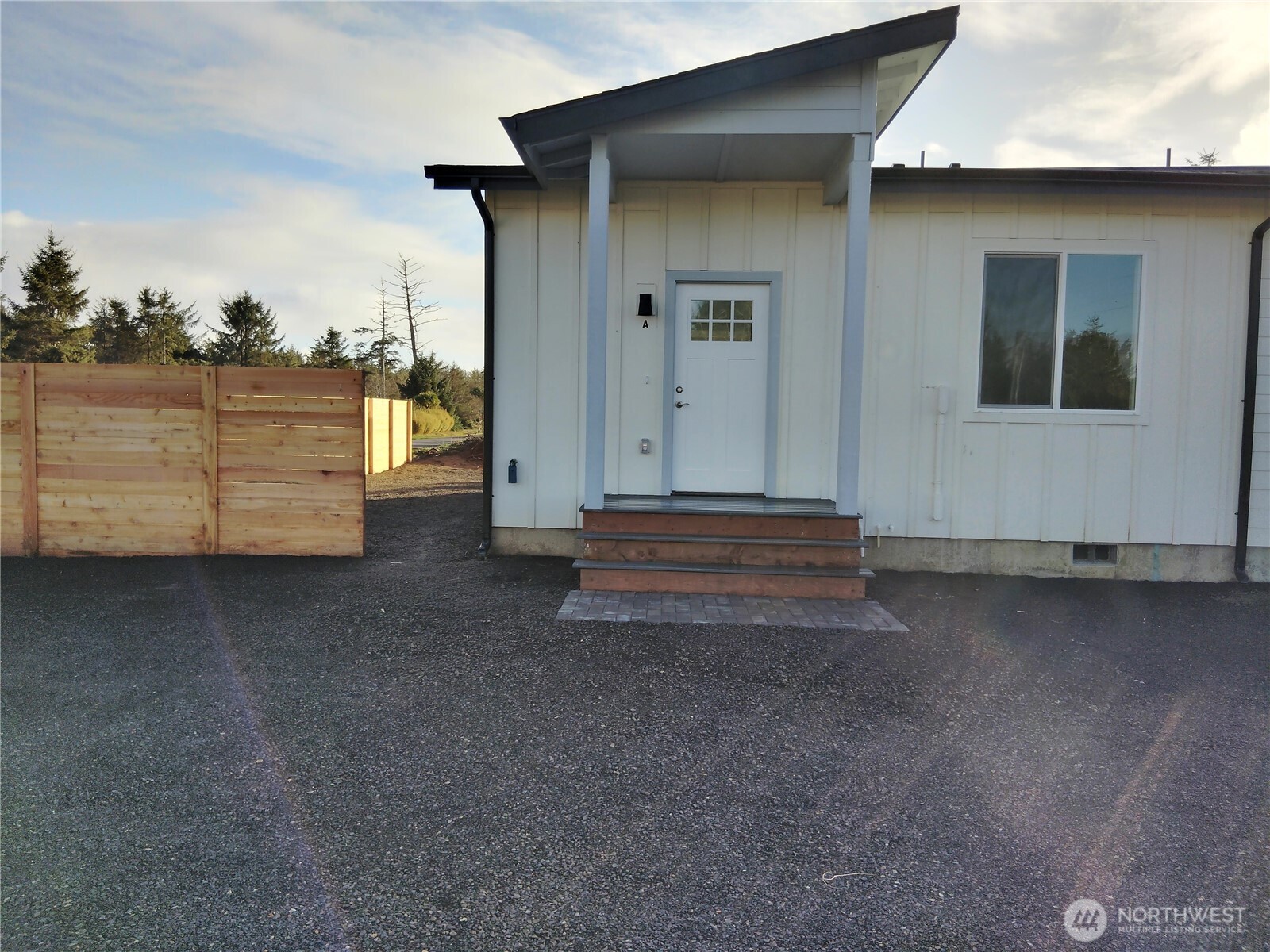 697 Sunset Avenue NE