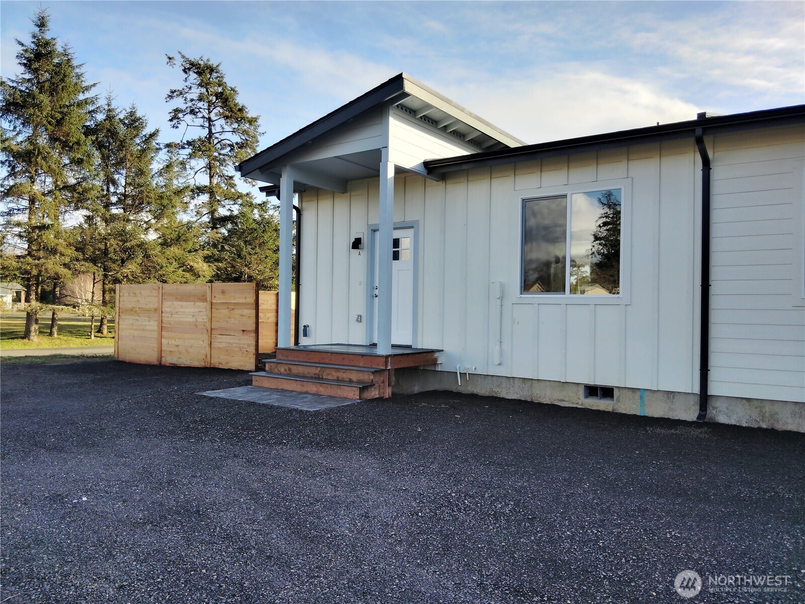 697 Sunset Avenue NE