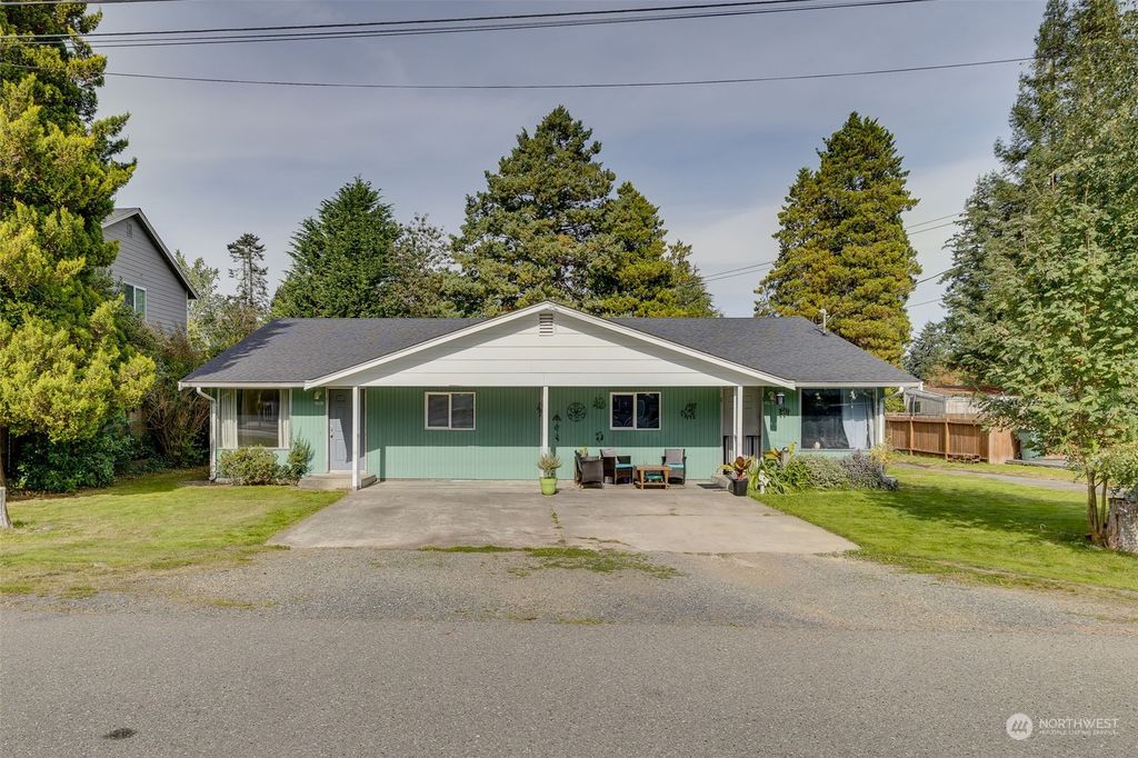 Photo of 17 Fern Road, Everett, WA 98203 (MLS # 2299116)
