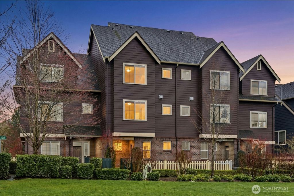 Photo of 909 4th Avenue NE, Issaquah, WA 98029 (MLS # 2493964)