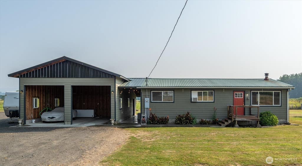 Photo of 126 W Sunny Sands RD, Cathlamet, WA 98612 (MLS # 2564679)