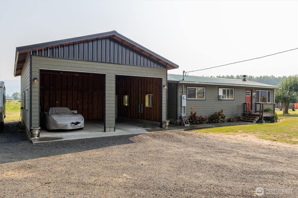 Photo of 126 W Sunny Sands RD, Cathlamet, WA 98612 (MLS # 2564679)
