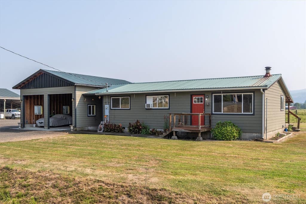 Photo of 126 W Sunny Sands RD, Cathlamet, WA 98612 (MLS # 2564679)