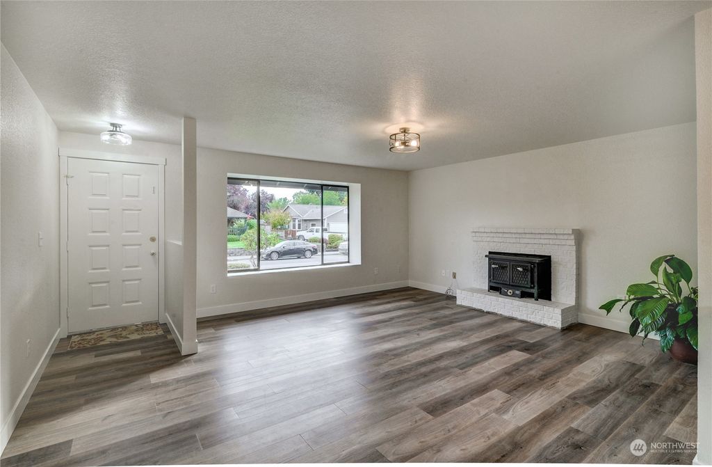 Photo of 4933 139th Place NE, Marysville, WA 98271 (MLS # 2171460)