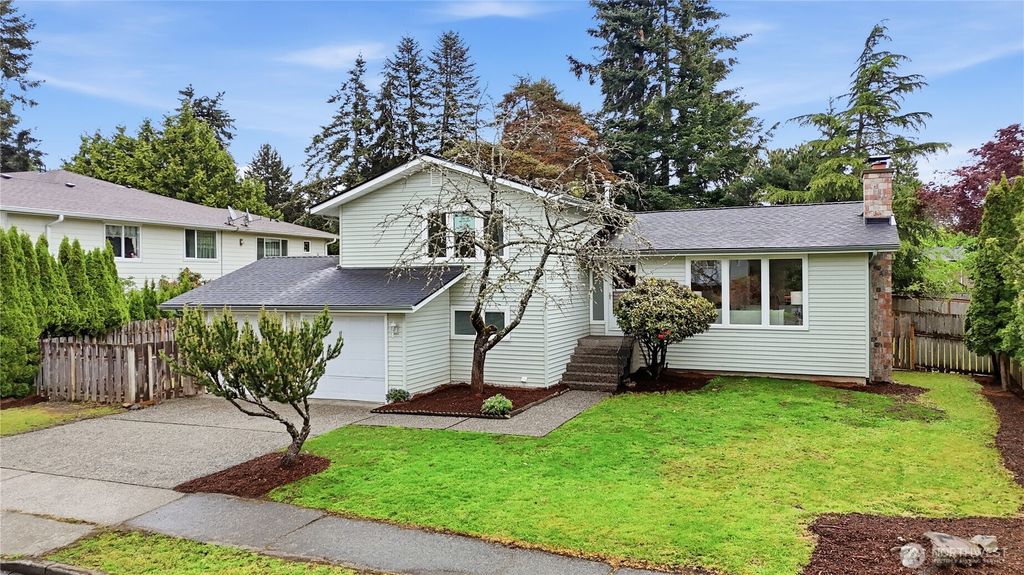Photo of 2208 Vashon Ave AVE NE, Renton, WA 98059 (MLS # 2524587)