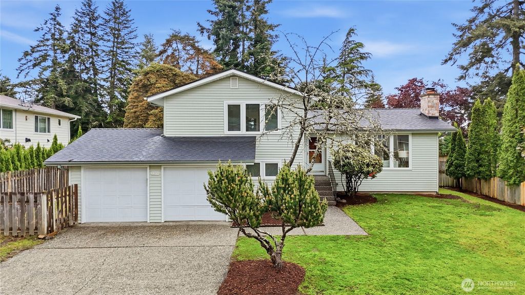 Photo of 2208 Vashon Ave AVE NE, Renton, WA 98059 (MLS # 2524587)