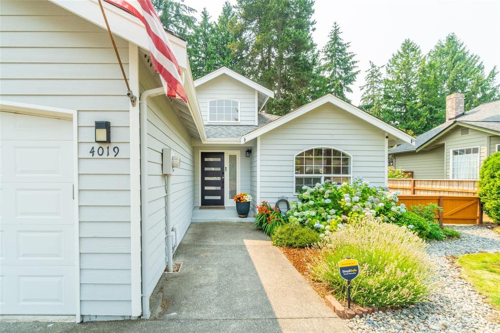 Photo of 4019 NE 17th Street, Renton, WA 98056 (MLS # 2564986)