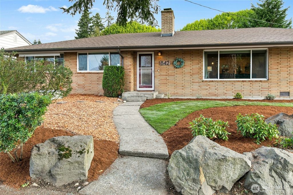 Photo of 842 Lynnwood Avenue NE, Renton, WA 98056 (MLS # 2458568)