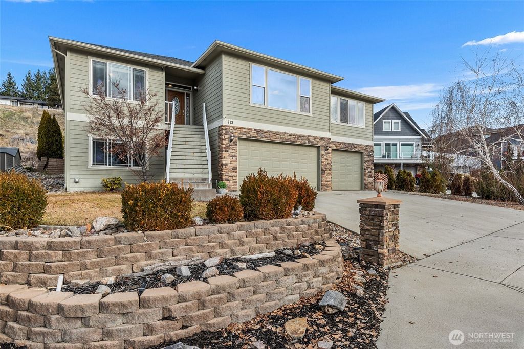 Photo of 713 NE 19th Street, East Wenatchee, WA 98802 (MLS # 2467897)