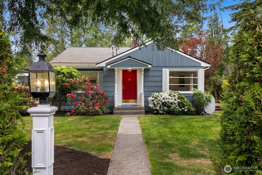 Photo of 7658 NE 12th Street, Medina, WA 98039 (MLS # 2531541)