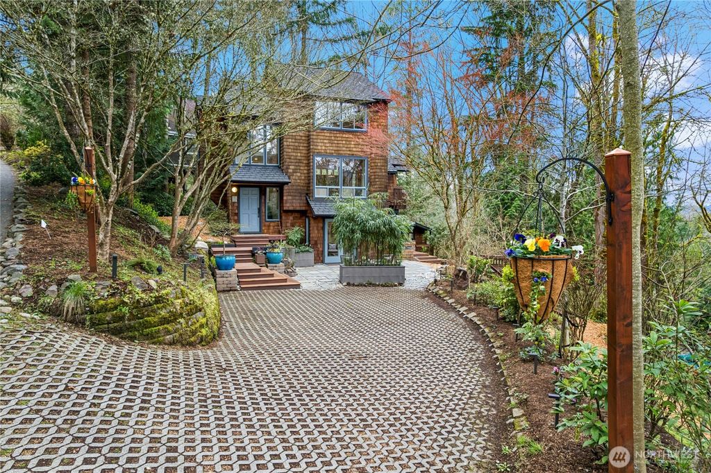 Photo of 373 Mount Defiance Circle SW, Issaquah, WA 98027 (MLS # 2488095)