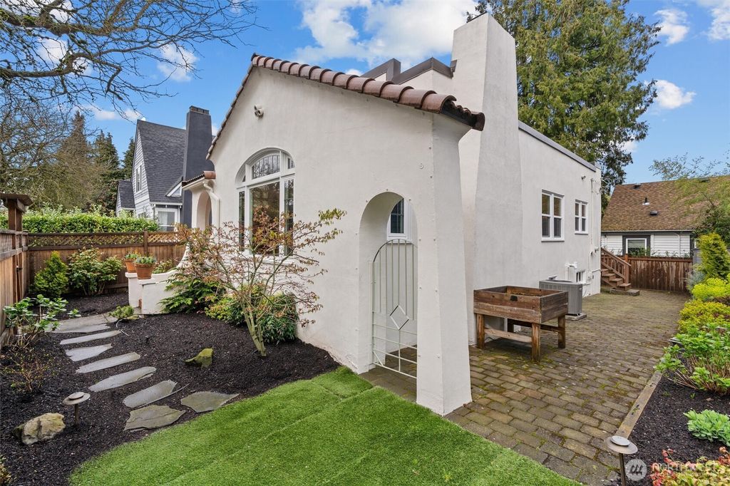 Photo of 806 23rd Avenue E, Seattle, WA 98112 (MLS # 2356433)