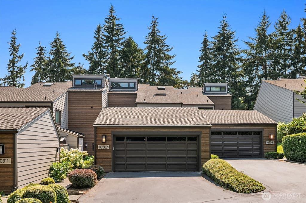 Photo of 10307 NE 19th Place #B3, Bellevue, WA 98004 (MLS # 2575099)