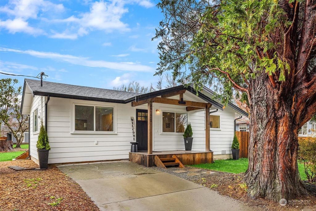 Photo of 39171 SE Beta Street, Snoqualmie, WA 98065 (MLS # 2175188)