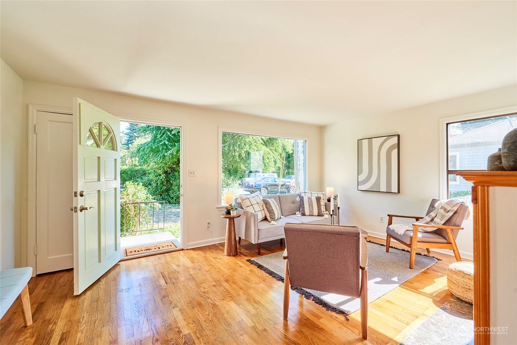 Photo of 905 NE 113th Street, Seattle, WA 98125 (MLS # 2263259)