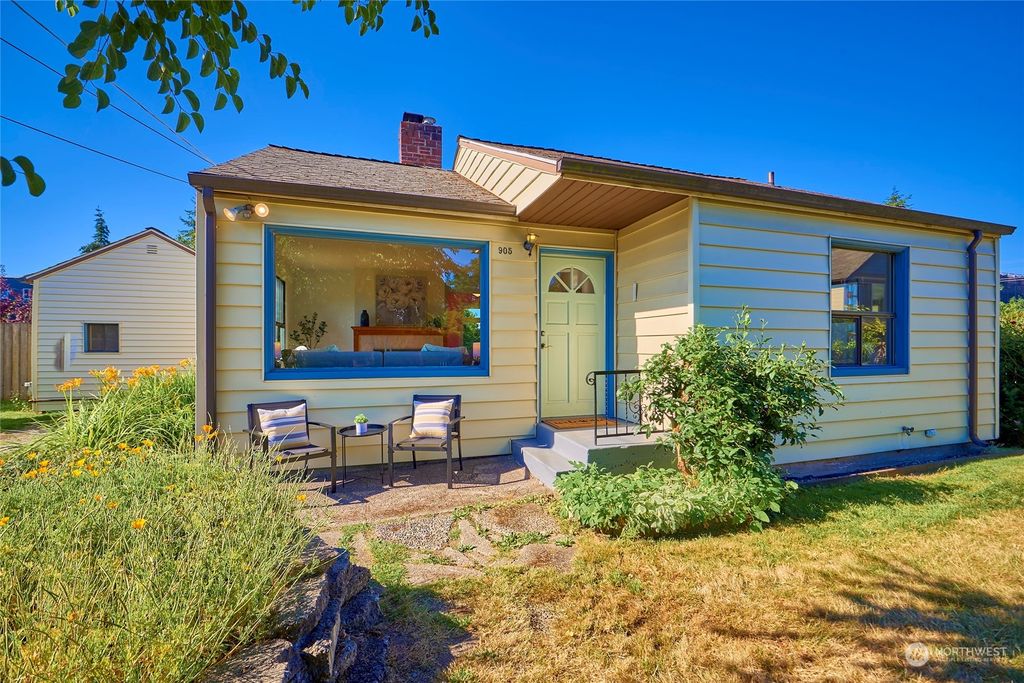 Photo of 905 NE 113th Street, Seattle, WA 98125 (MLS # 2263259)