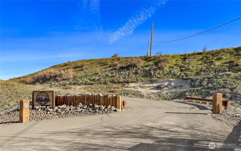 8 Deer Valley Drive