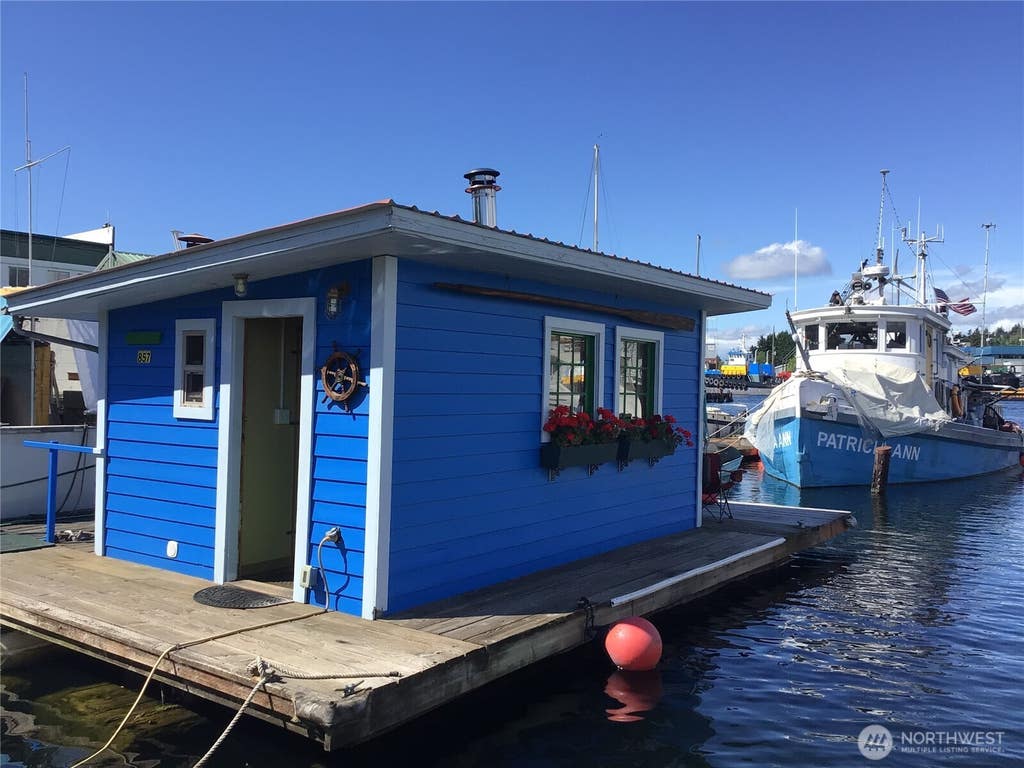 Photo of 624 W Ewing Street, Seattle, WA 98119 (MLS # 2566461)