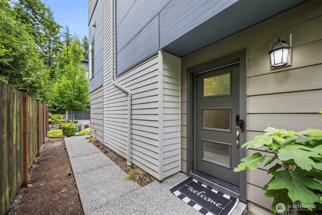 Photo of 16201 Meadow Road #E4, Lynnwood, WA 98087 (MLS # 2550327)