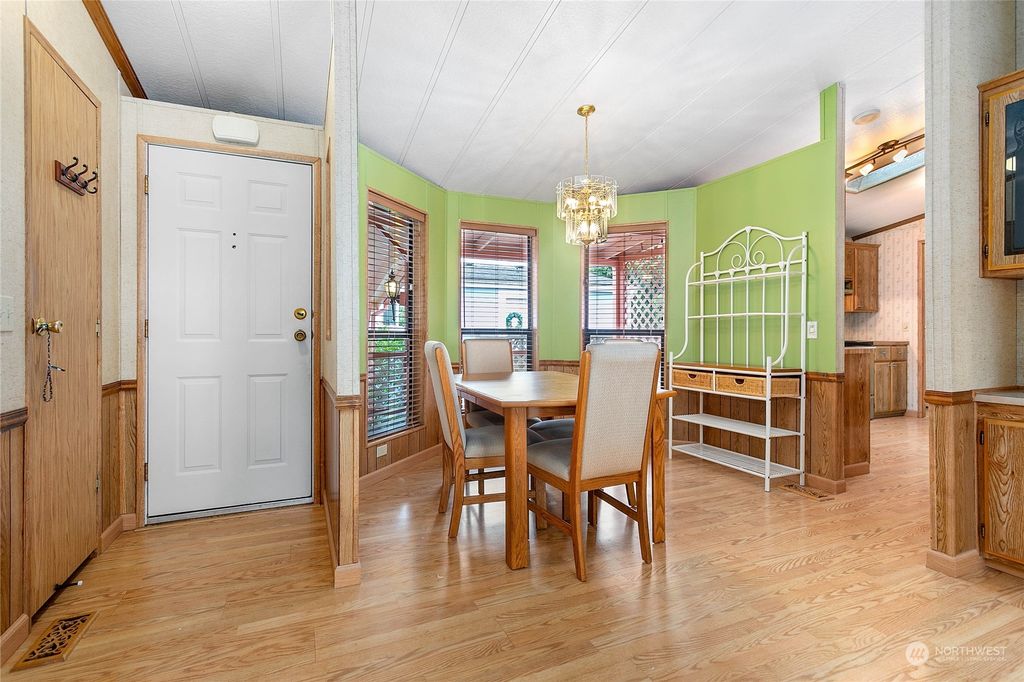 listing image 9364705213874362626