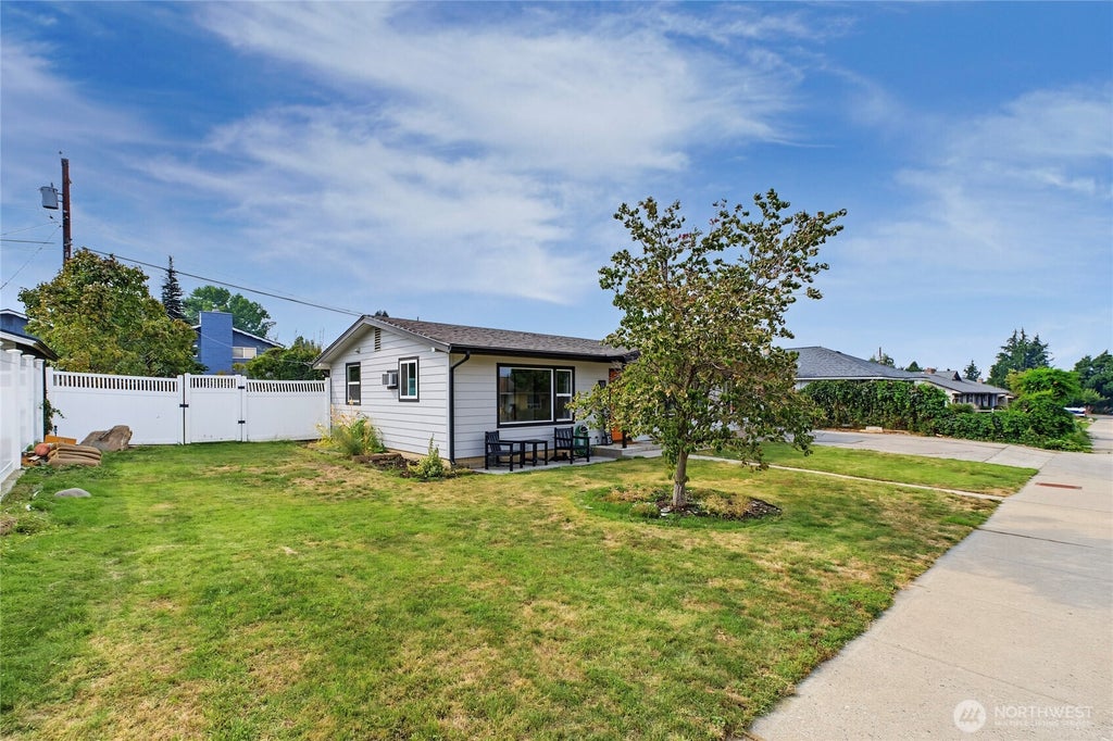 Photo of 1312 Poe Street, Wenatchee, WA 98801 (MLS # 2573040)