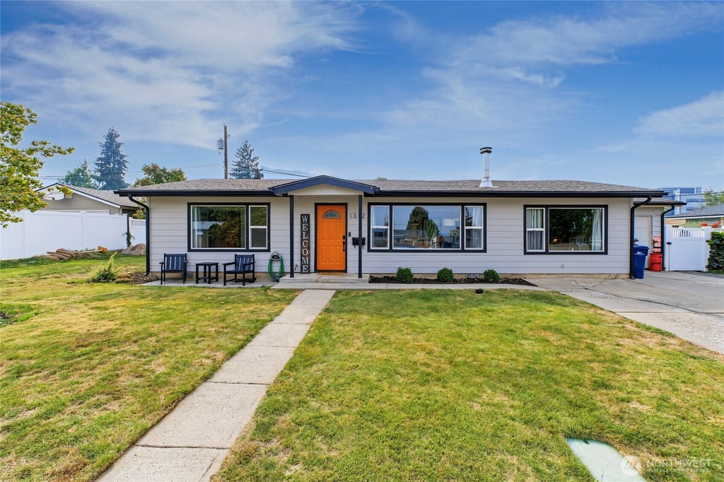 Photo of 1312 Poe Street, Wenatchee, WA 98801 (MLS # 2573040)