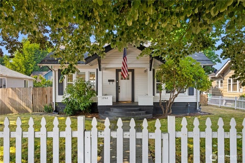 Photo of 1702 Griffin Avenue, Enumclaw, WA 98022 (MLS # 2563659)