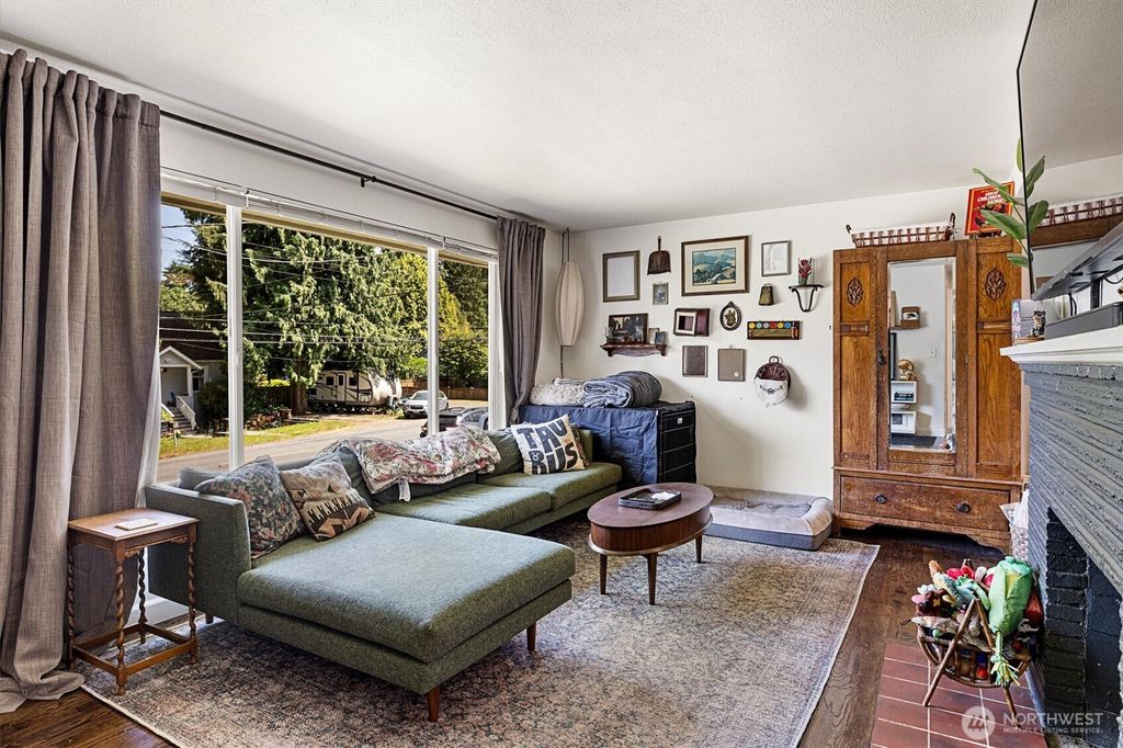 Photo of 14047 Meridian Avenue N, Seattle, WA 98133 (MLS # 2404897)