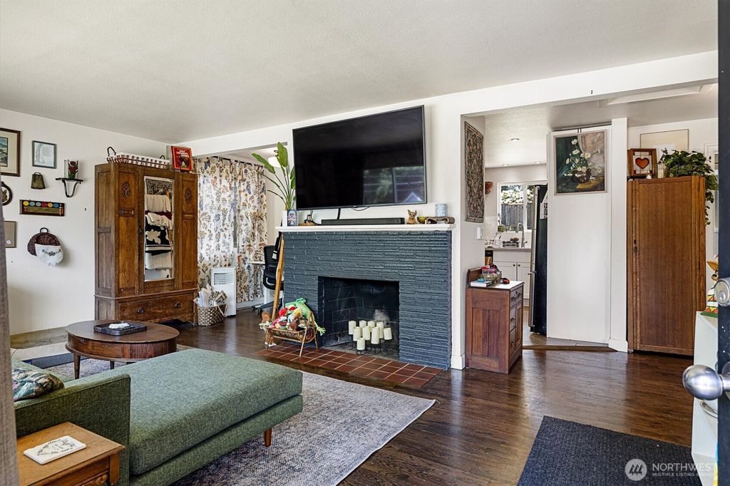 Photo of 14047 Meridian Avenue N, Seattle, WA 98133 (MLS # 2404897)