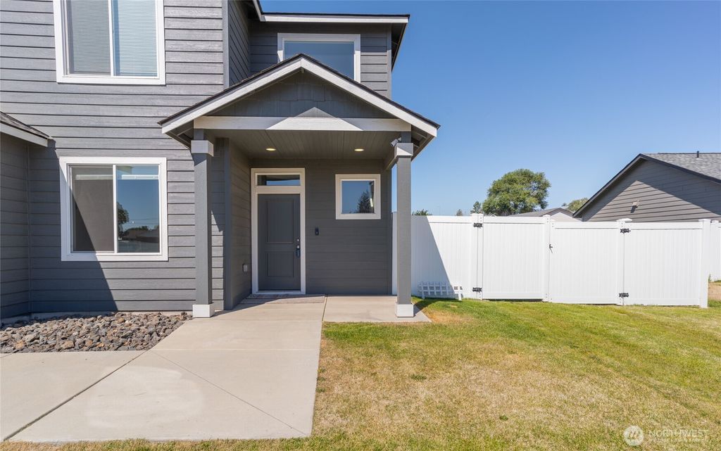 Photo of 414 N Washington Street, Moses Lake, WA 98837 (MLS # 2463127)