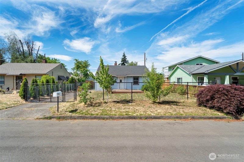2904 E 24th