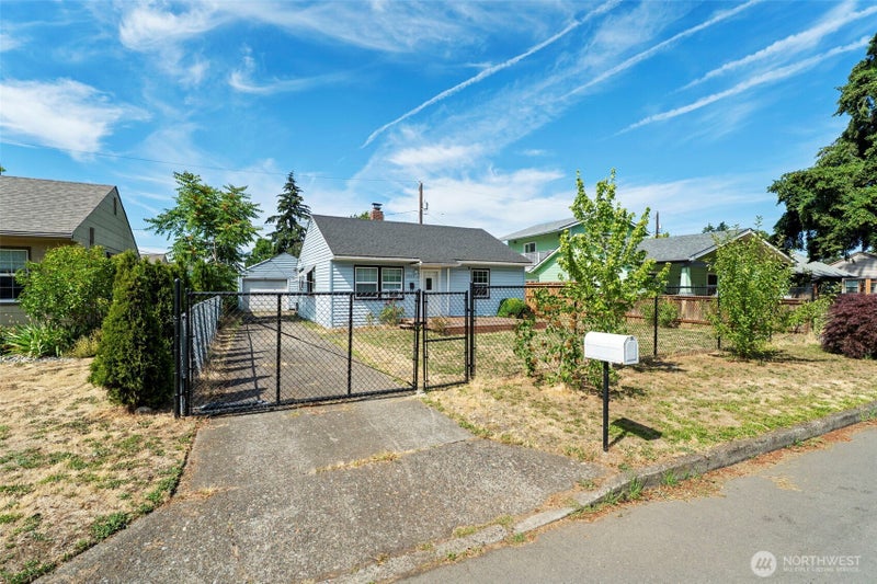 2904 E 24th