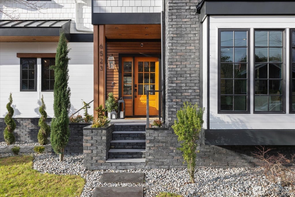 Photo of 6523 39th Avenue NE, Seattle, WA 98115 (MLS # 2542184)