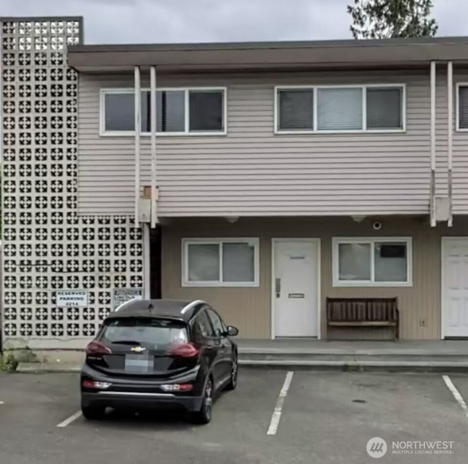 4212 Aurora Avenue N