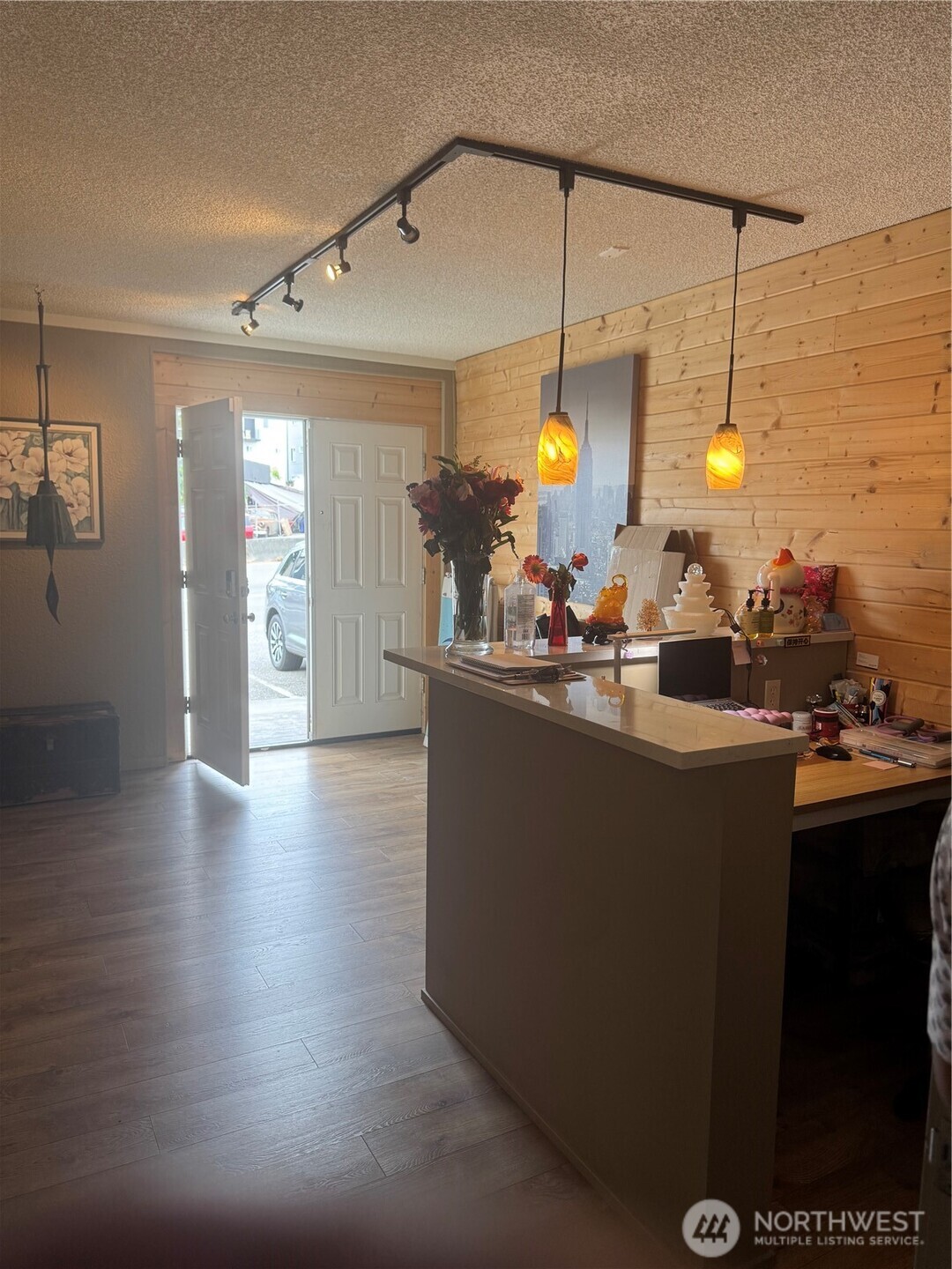 4212 Aurora Avenue N