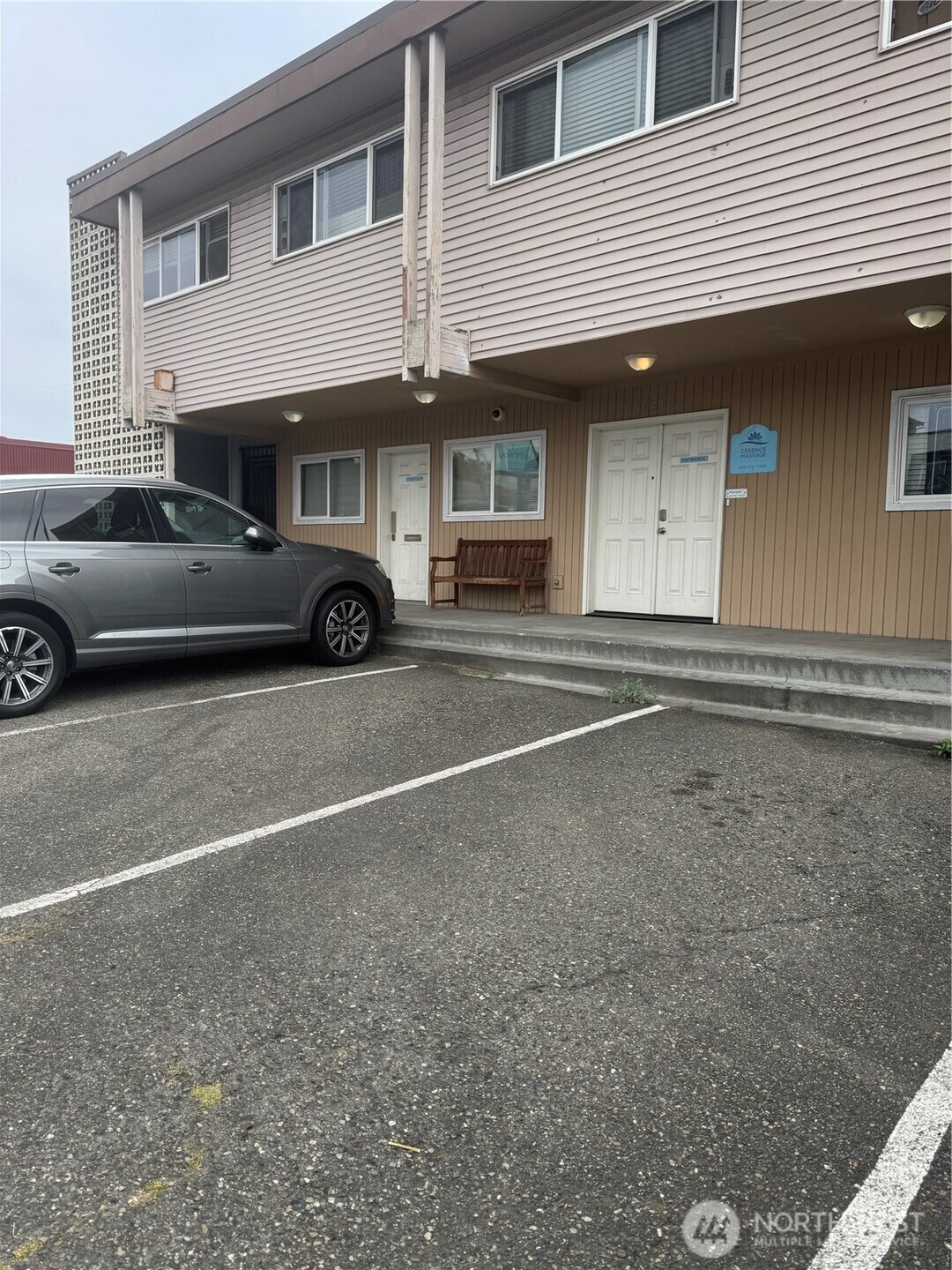 4212 Aurora Avenue N