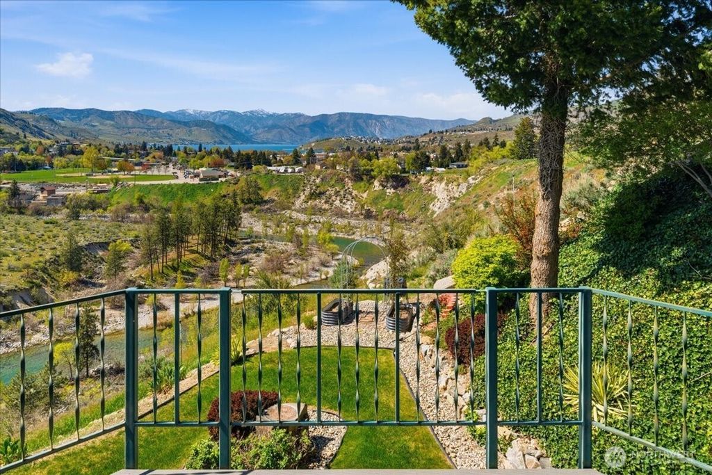 Photo of 404 S Clifford Street, Chelan, WA 98816 (MLS # 2510579)