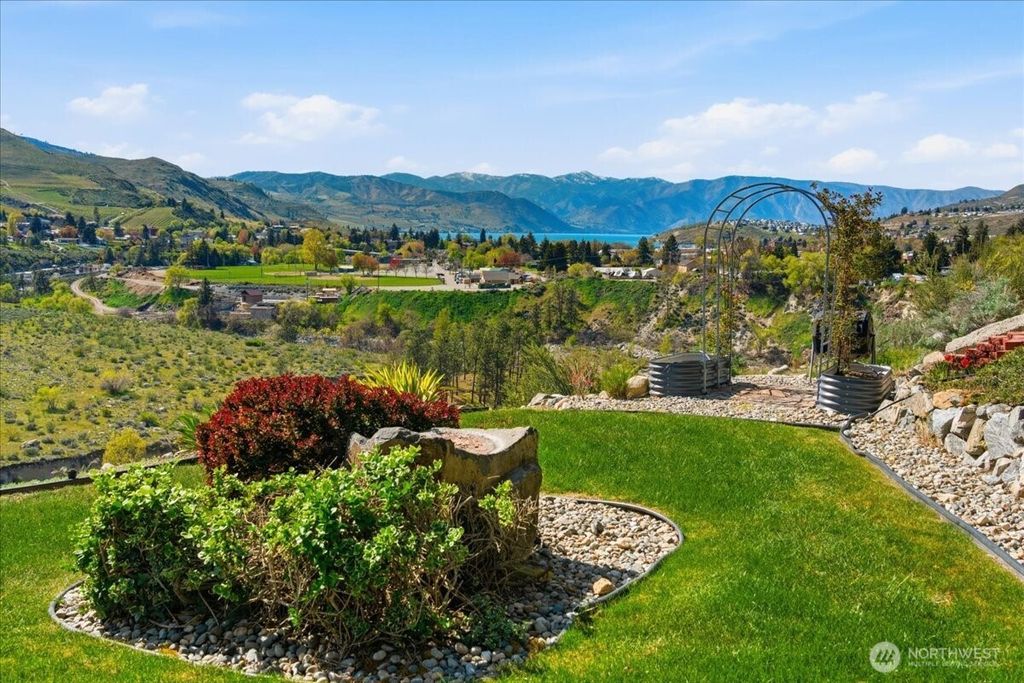 Photo of 404 S Clifford Street, Chelan, WA 98816 (MLS # 2510579)