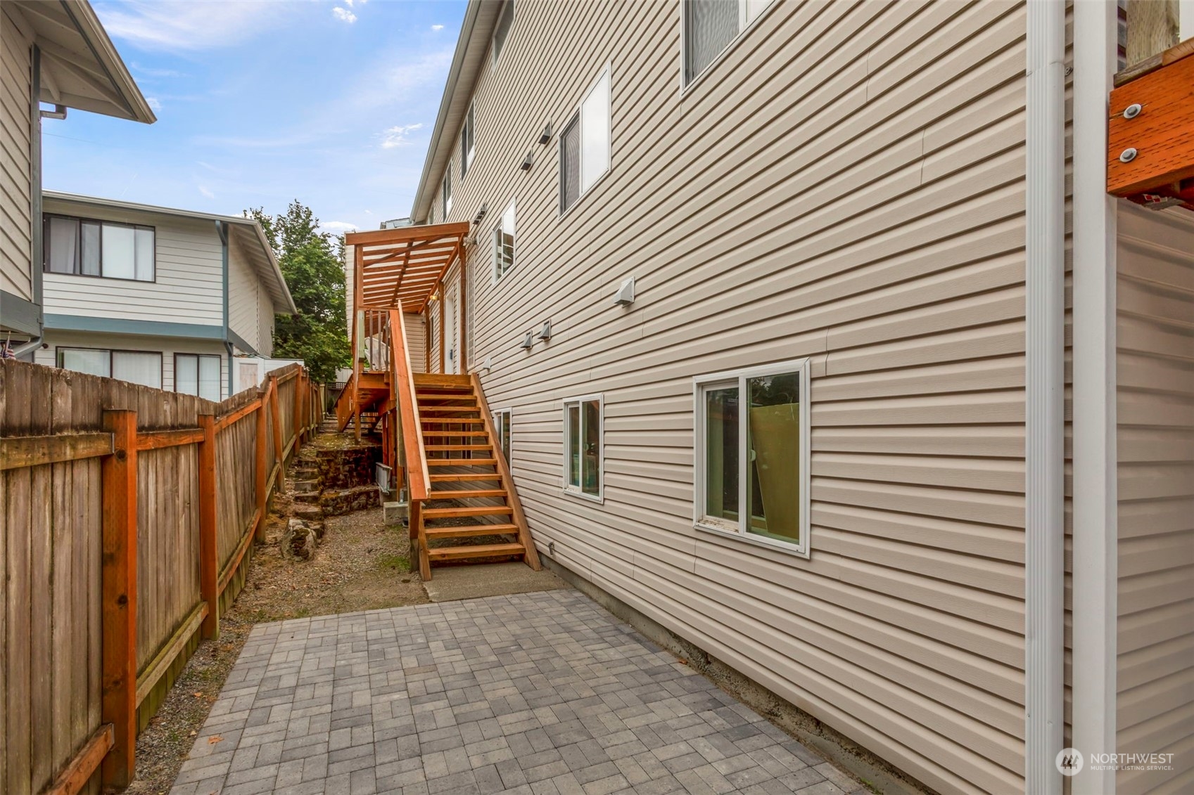 Seattle, Washington 98106, United States, 2 Bedrooms Bedrooms, ,2 BathroomsBathrooms,Residential,Pending,25327