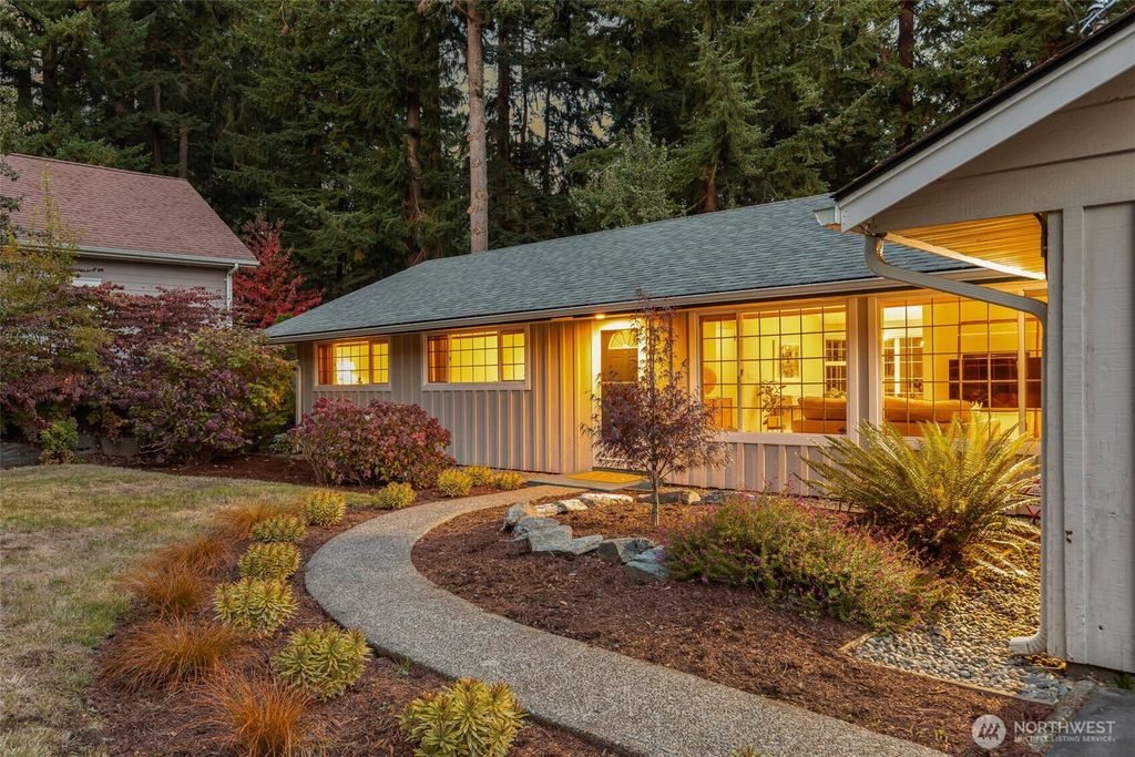 Photo of 20612 Marine View Drive SW, Normandy Park, WA 98166 (MLS # 2448198)